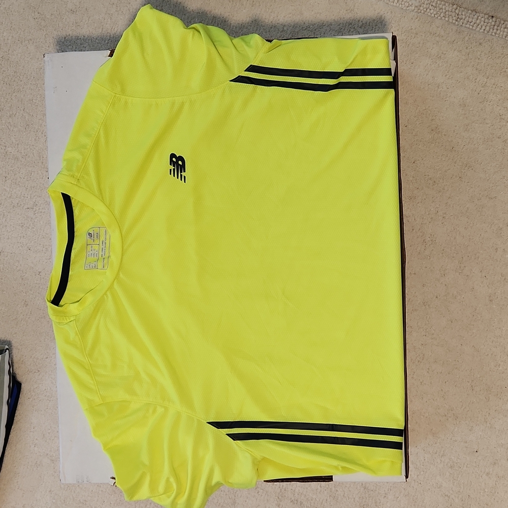 Mens New Balance Tennis T-Shirt highlight yellow w/black stripes. Size L